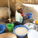 FEMME PREPARANT LA CUISINE AVEC SES ENFANTS (Small)