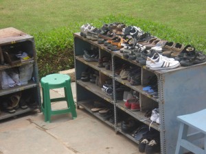 CHAUSSURES à l'ENTREE DU TEMPLE