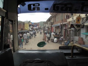 TRAVERSEE D'UN VILLAGE EN BUS