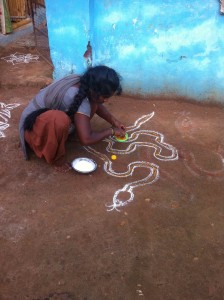 KOLAM DEVANT LA MAISON